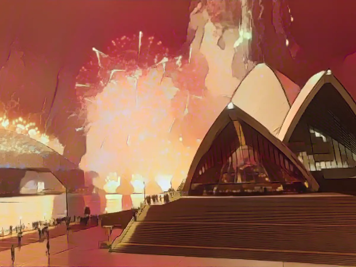 Фейерверк над Сиднейским оперным театром во время празднования Нового года 1 января 2021 года.
