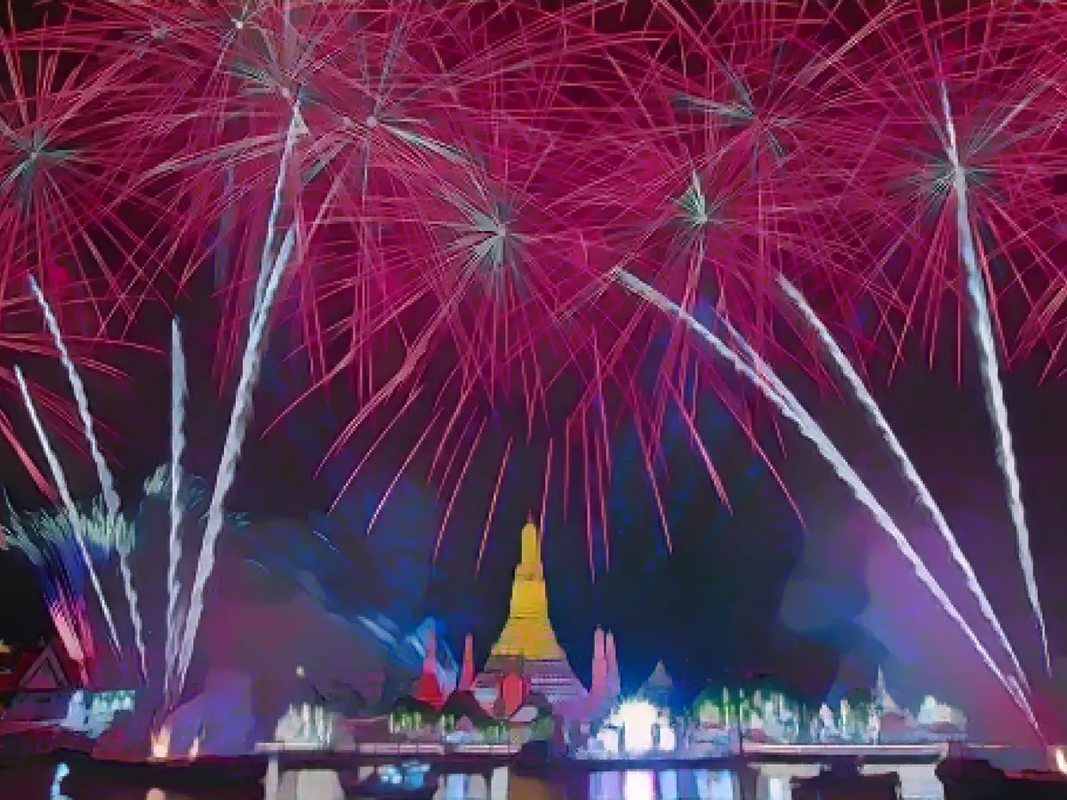 Havai fişekler 1 Ocak 2023'teki Yeni Yıl kutlamaları sırasında Bangkok'taki Wat Arun'un üzerinde patlıyor.