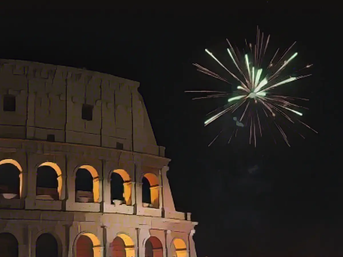 Фейерверки взрываются у римского Колизея во время празднования Нового года 1 января 2019 года.