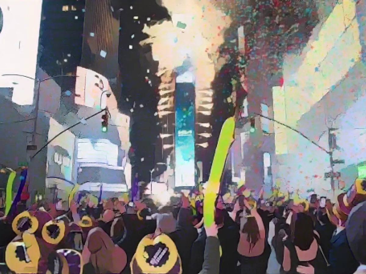 Конфетти наполняют воздух во время празднования на Таймс-сквер в Нью-Йорке 1 января 2022 года.