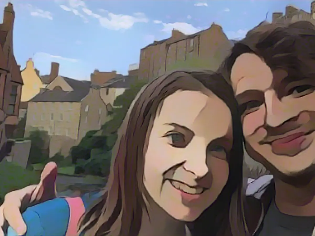Рэйчел и Энтони на фото в Эдинбурге, Шотландия, где они сейчас живут.