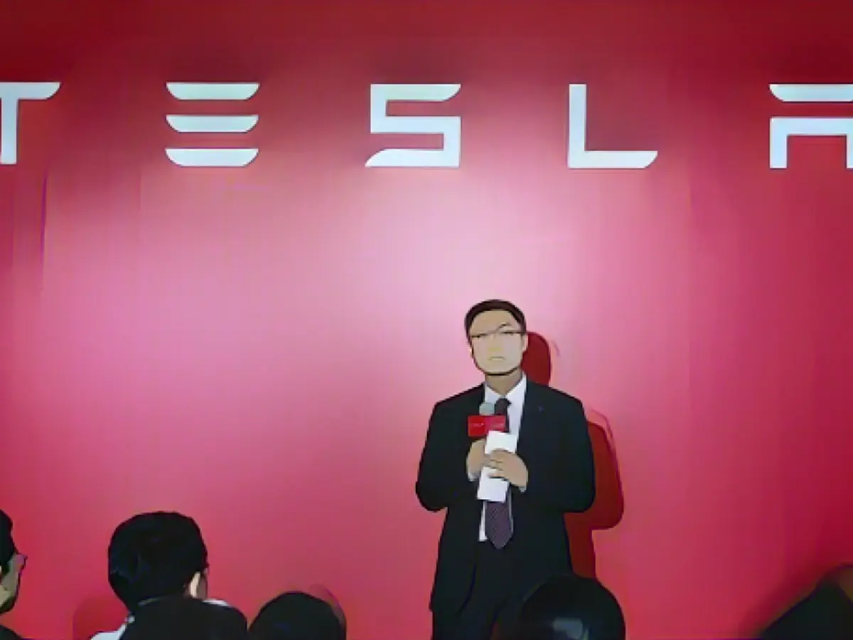 Том Чжу, руководитель компании Tesla в Китае, выступает на открытии нового магазина Tesla рядом с Западным озером 18 августа 2015 года в Ханчжоу, Китай.