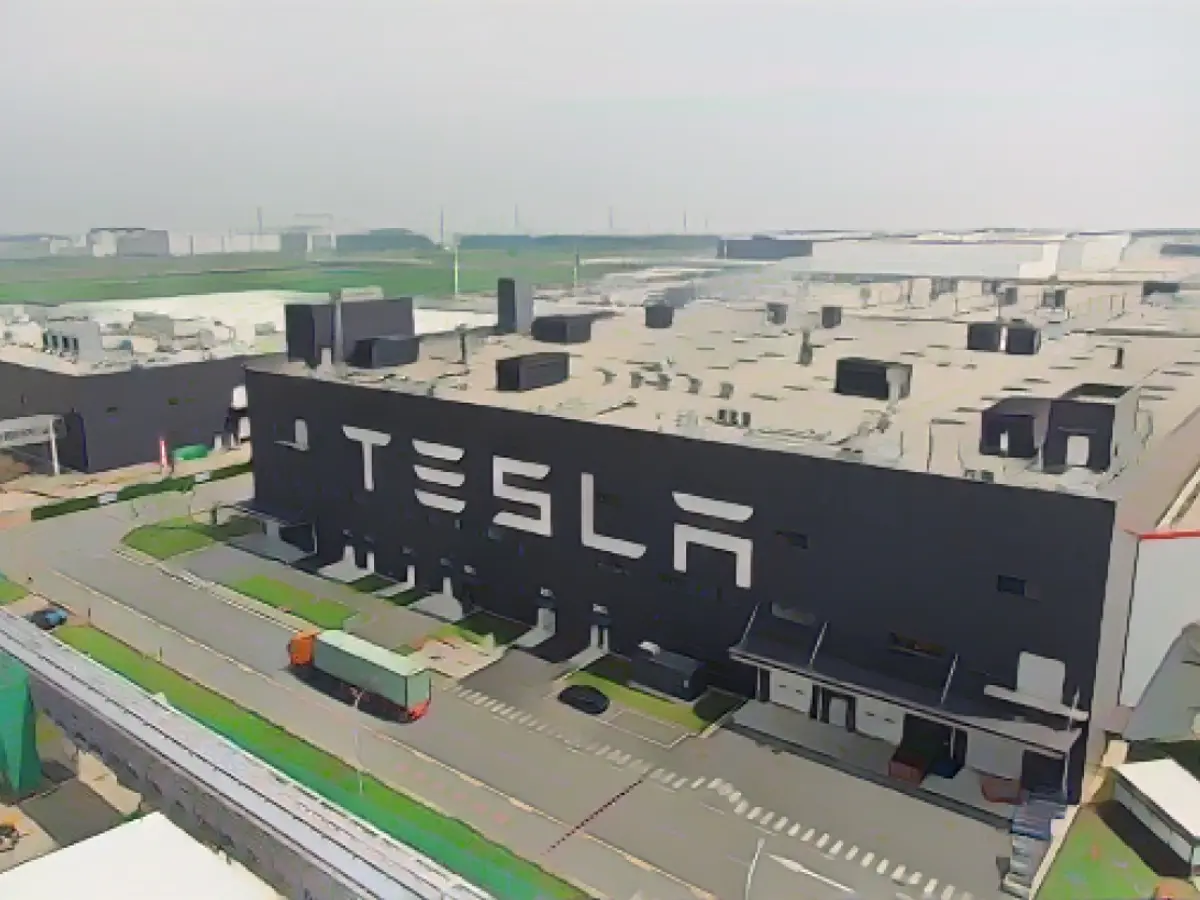 Вид с воздуха на завод Tesla Shanghai Gigafactory в новом районе Линган 11 июля 2021 года в Шанхае, Китай.