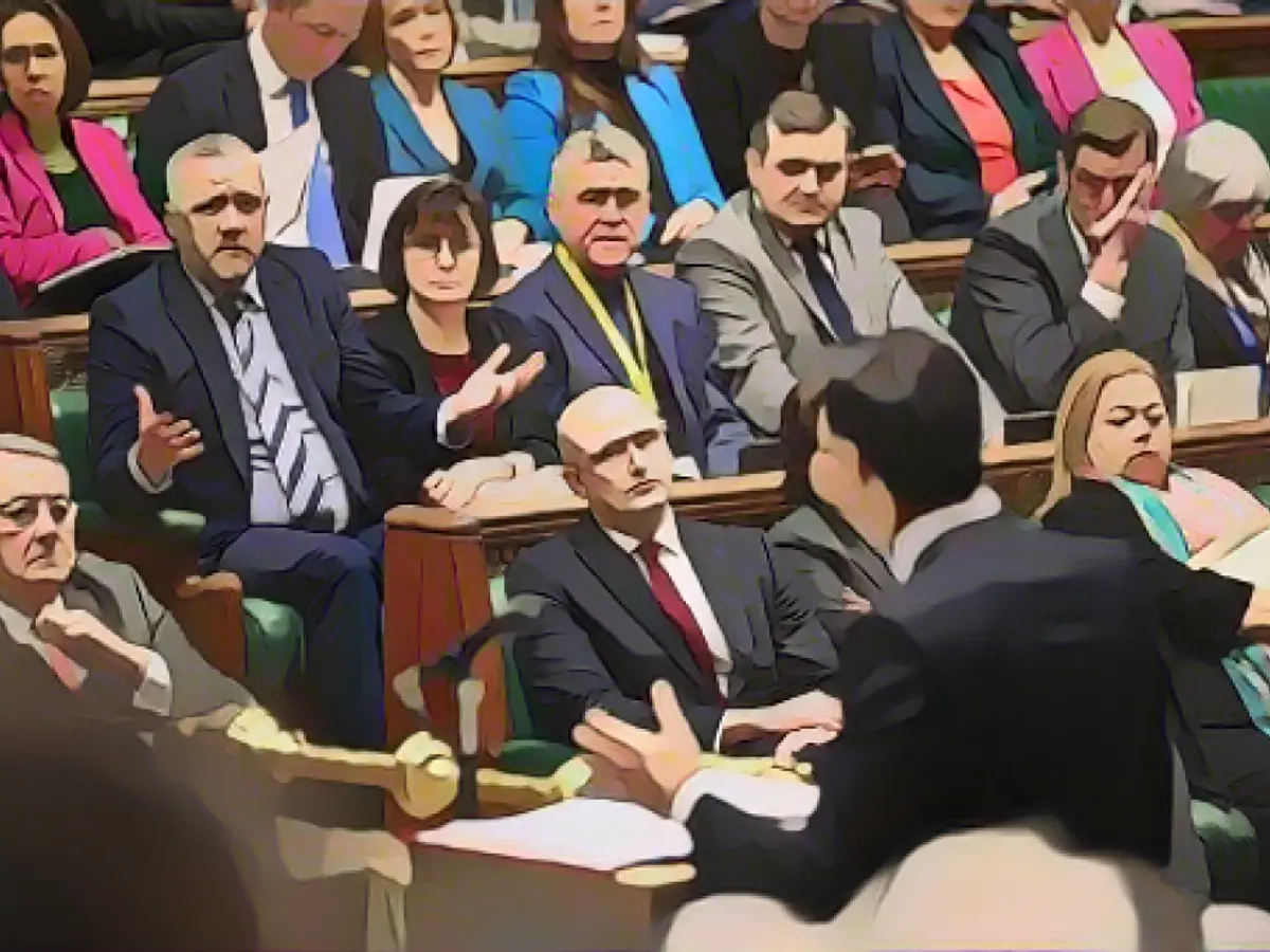Legisladores británicos en el Parlamento escuchan a Rishi Sunak durante el turno de preguntas al Primer Ministro.