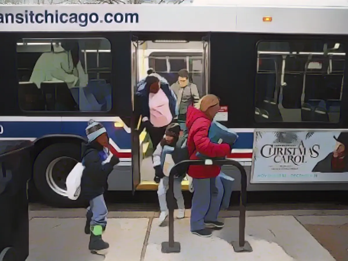 Новая группа мигрантов прибывает в Чикаго 20 ноября.
