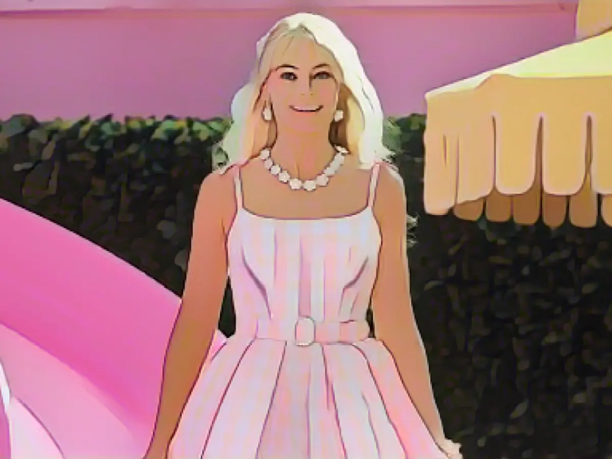 Margot Robbie în rolul lui Barbie în 