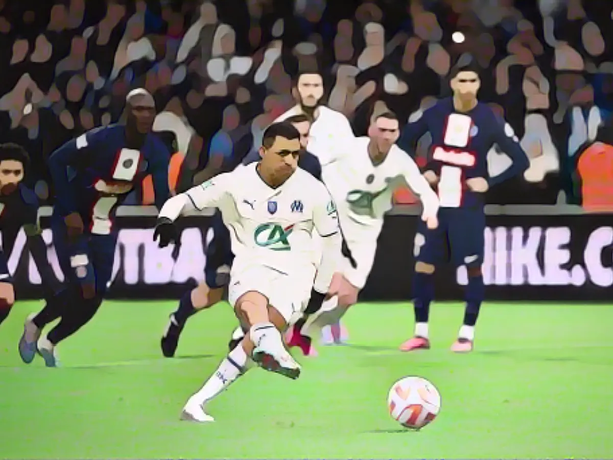 Алексис Санчес бьет с пенальти во время матча 16-го раунда Кубка Франции между командами 