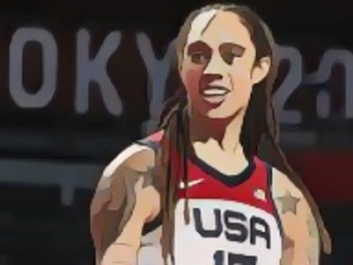 Amerika Birleşik Devletleri'nden Brittney Griner #15, 06 Ağustos 2021 tarihinde Japonya'nın Saitama kentinde düzenlenen Tokyo 2020 Olimpiyat Oyunları'nın on dördüncü gününde oynanan Kadınlar Basketbol Yarı Final maçının ikinci yarısında Sırbistan'ı izliyor.