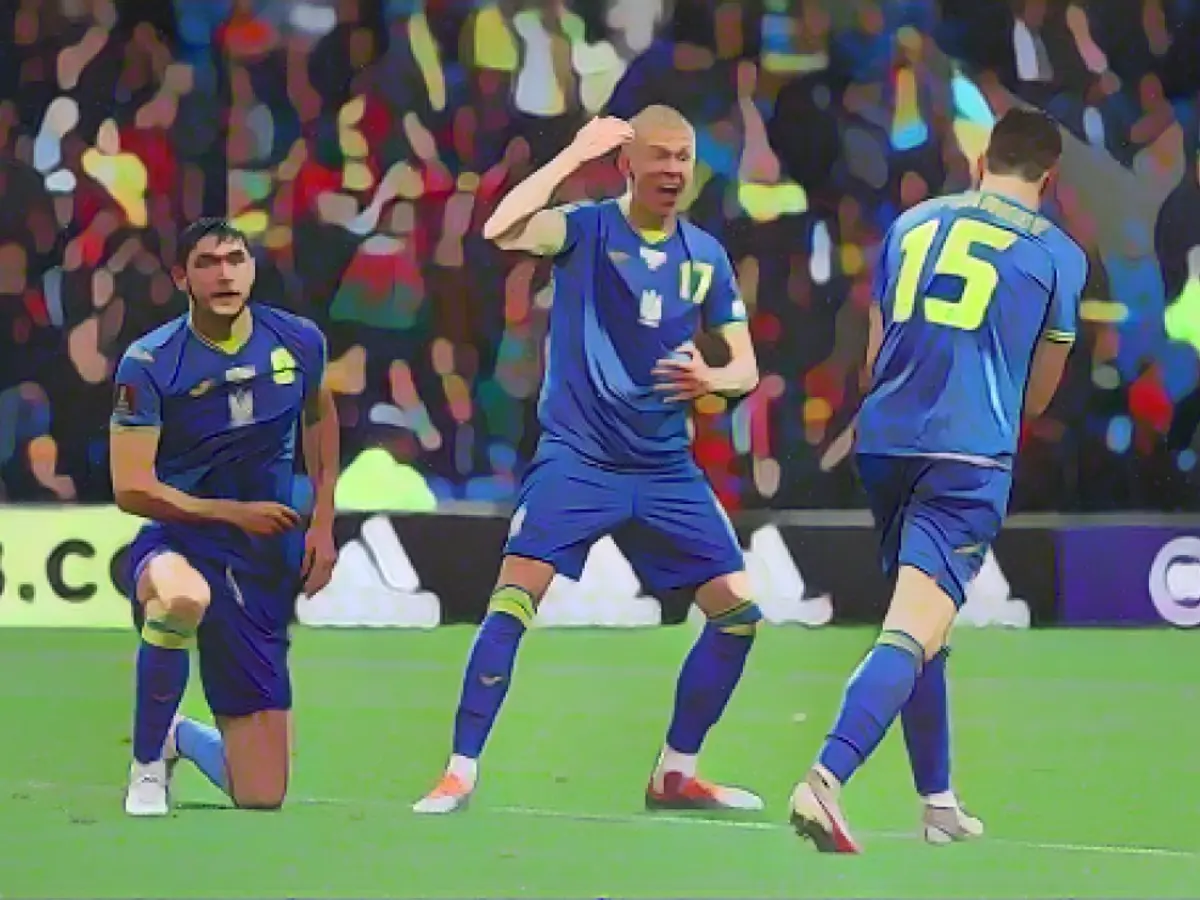Jucătorii Ucrainei se uită la meciul cu Țara Galilor.