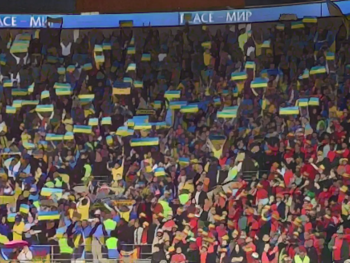 Suporterii ucraineni ridică steagul țării lor pe stadionul Cardiff City.