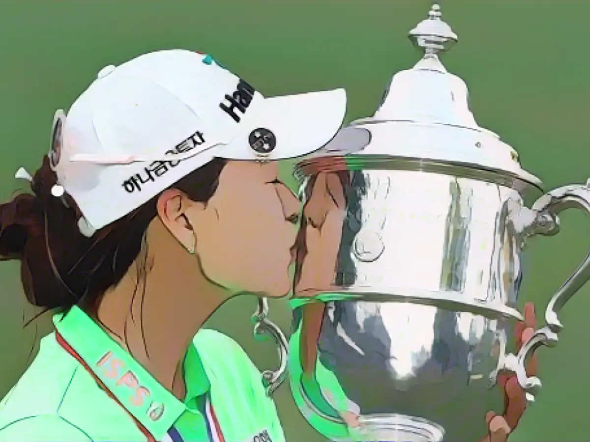 Minjee Lee sărută trofeul Harton S. Semple Trophy după ce a câștigat runda finală a turneului de golf US Women's Open.