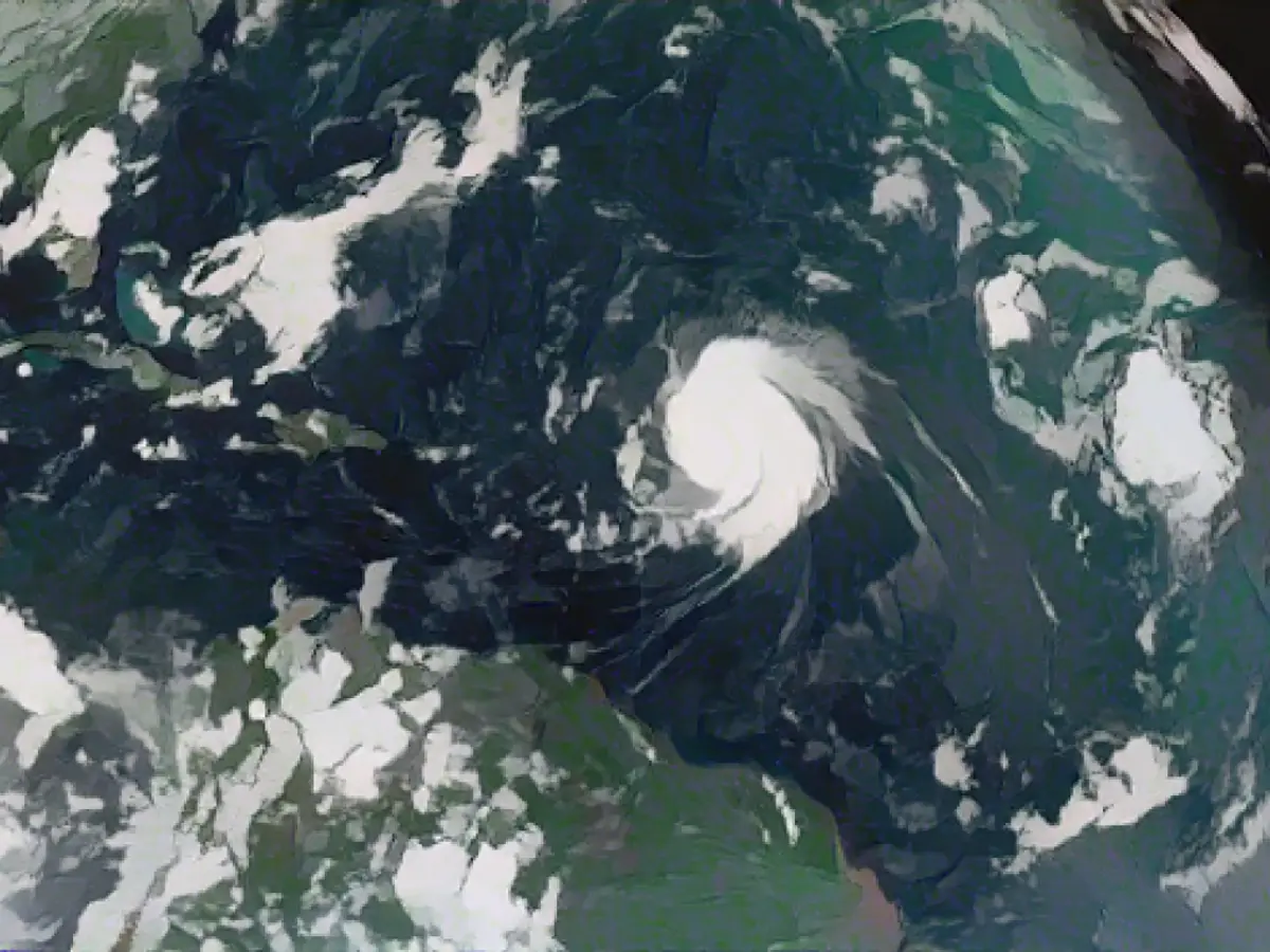 Nesta imagem NOAA obtida pelo satélite GOES, o furacão Lee atravessa o Oceano Atlântico enquanto se desloca para oeste a 8 de setembro de 2023.