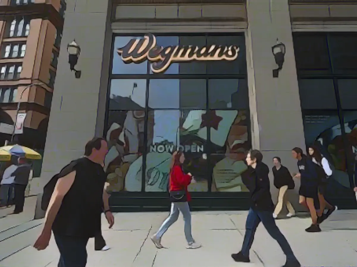 Люди проходят мимо магазина Wegmans на Астор Плейс в Манхэттене, Нью-Йорк, 19 октября 2023 года.