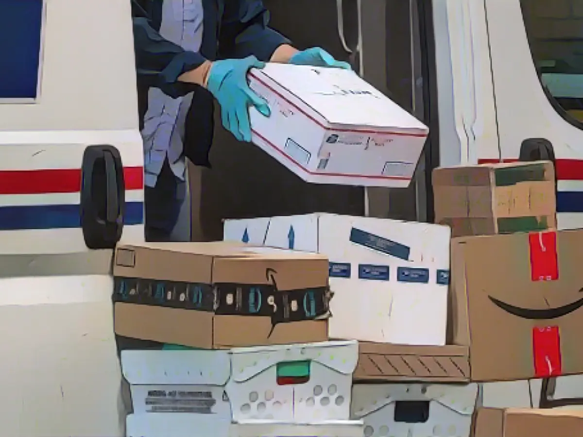 Работник почтовой службы США доставляет посылки в Сан-Франциско 27 ноября 2023 года.