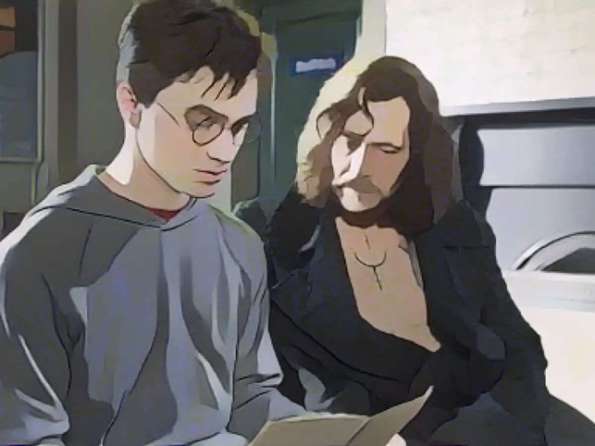Гэри Олдман в роли Сириуса Блэка (справа) - важная фигура отца для героя фильма Гарри Поттера, которого играет Дэниел Рэдклифф.