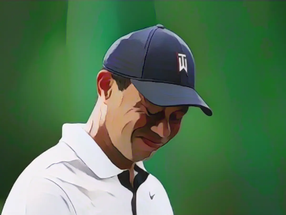 Woods Perşembe günü dördüncü vuruşta yüzünü buruşturuyor. Beş kez Masters şampiyonu olan Woods, ameliyatla onarılan sağ bacağının Perşembe günü ağrıdığını ve ağrının 
