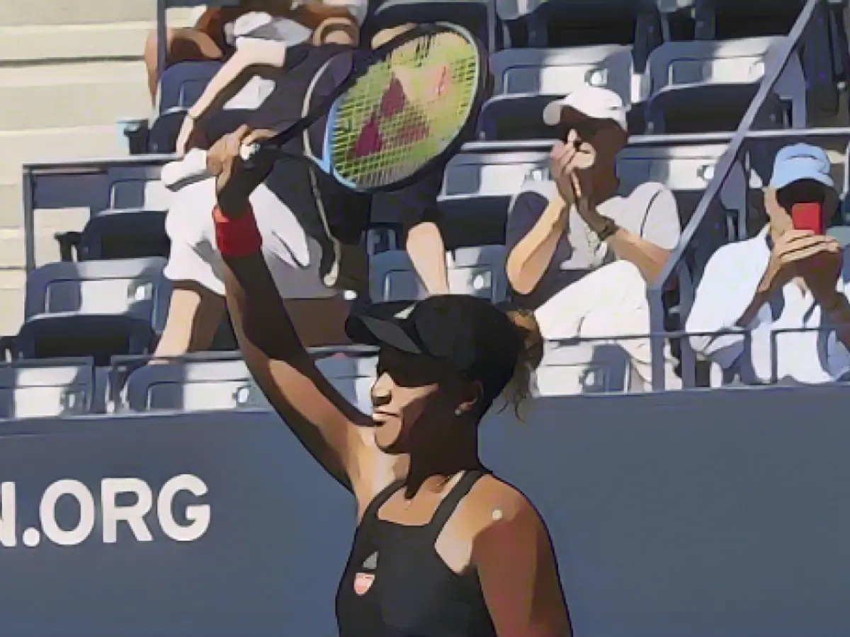 Osaka celebra a vitória sobre Lesia Tsurenko no Billie Jean King National Tennis Center.