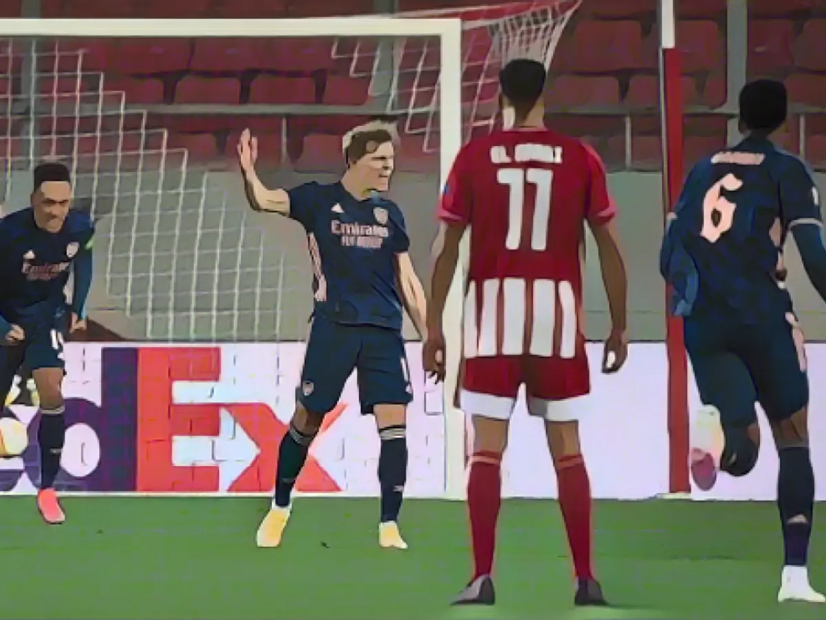 Odegaard festeja depois de marcar o primeiro golo da sua equipa contra o Olympiacos.