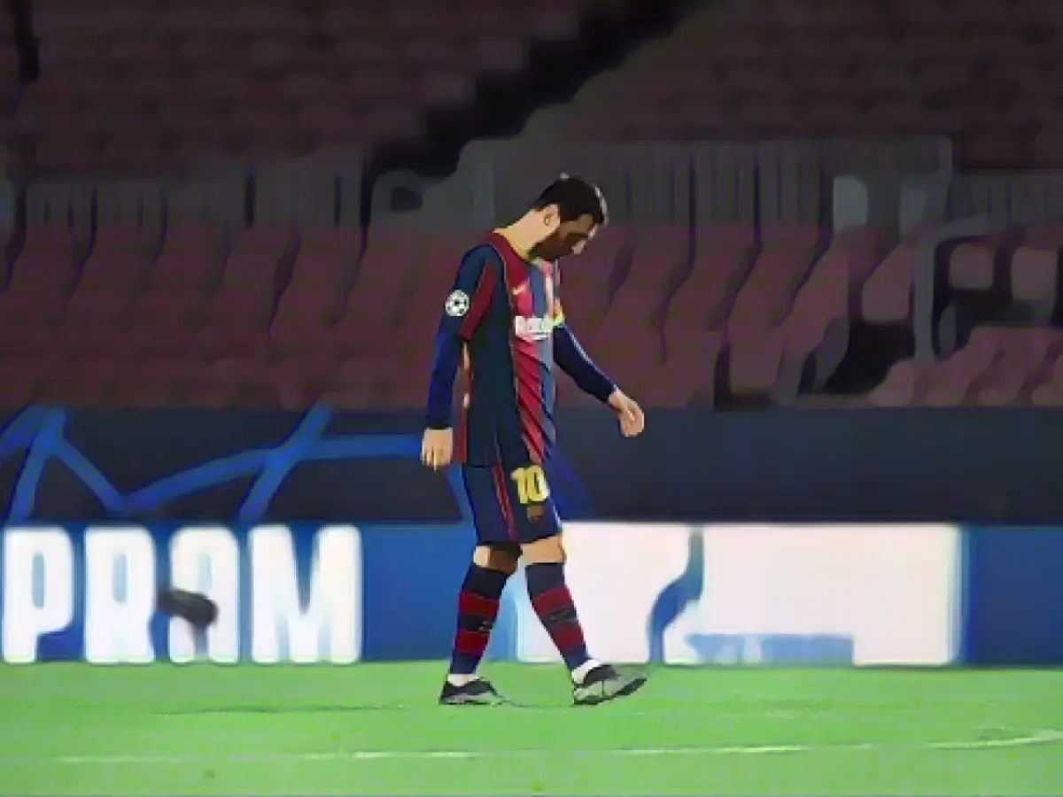 Lionel Messi se retrage după ce Barcelona a fost învinsă recent de PSG.