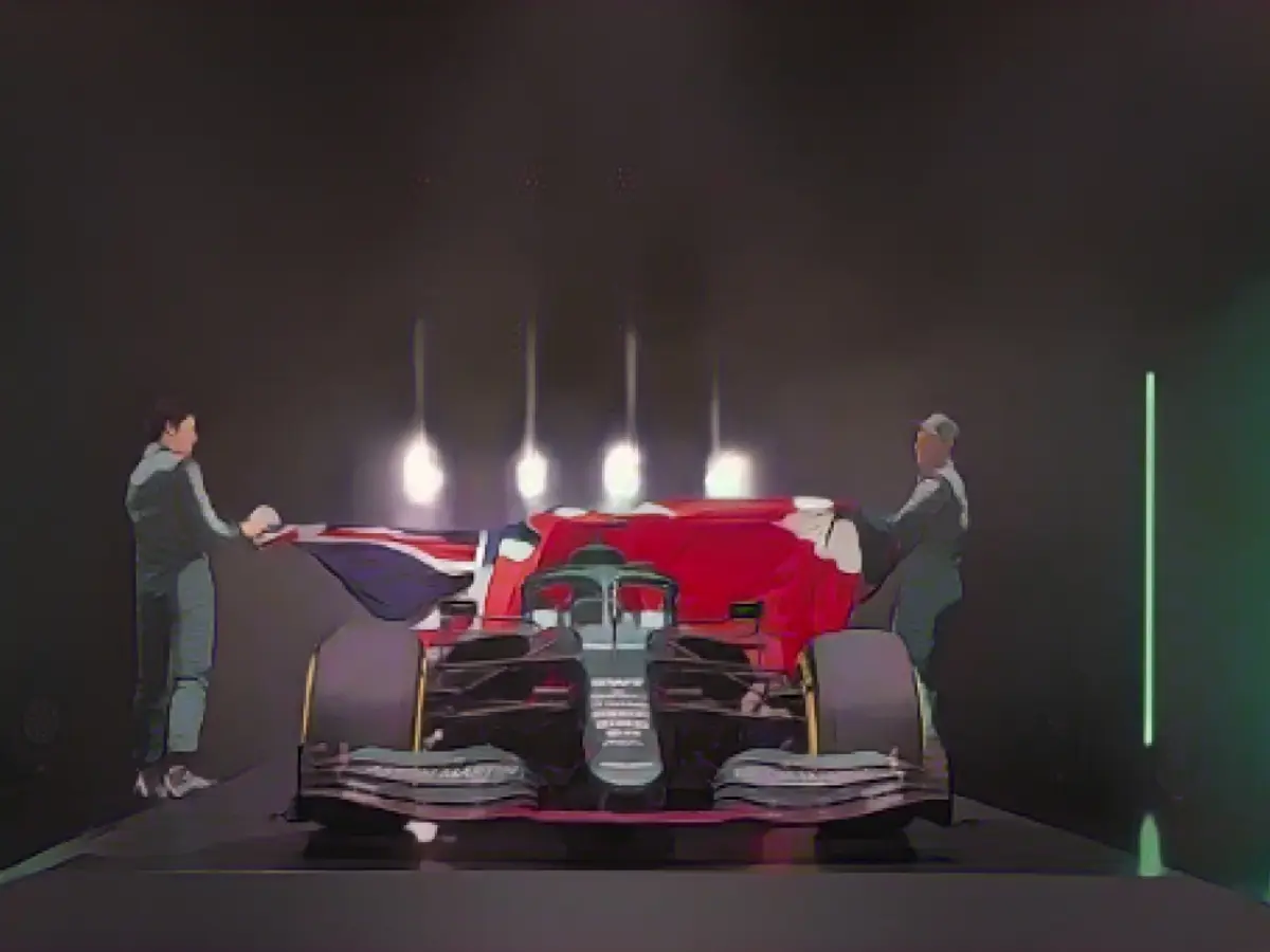 Lance Stroll și Sebastian Vettel prezintă noul Aston Martin AMR21.