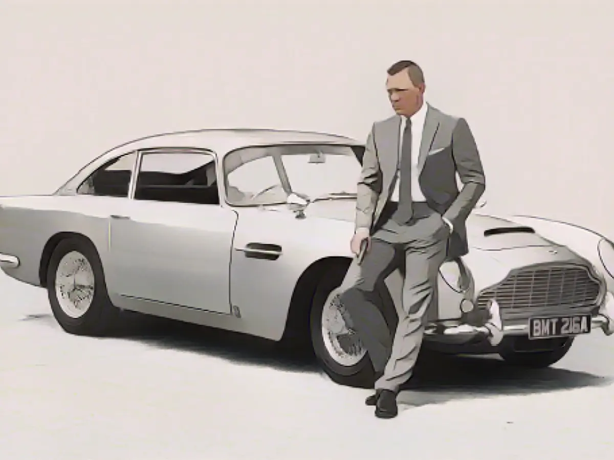 James Bond, interpretat de actorul Craig, se plimbă de zeci de ani cu un Aston Martin.