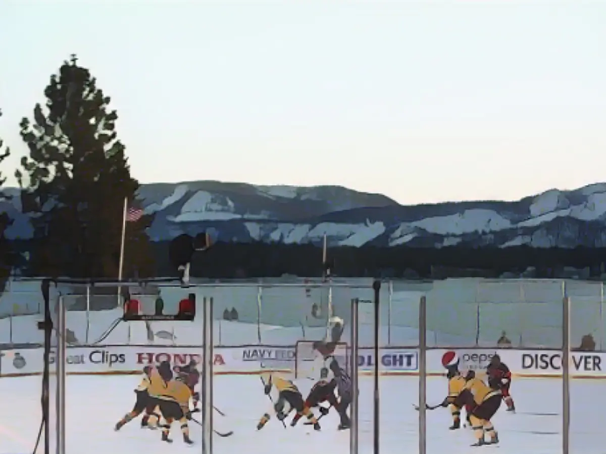 În timp ce cele două echipe se confruntau în timp ce soarele din Nevada apunea, jucătorii s-au duelat în fața unor scene frumoase.