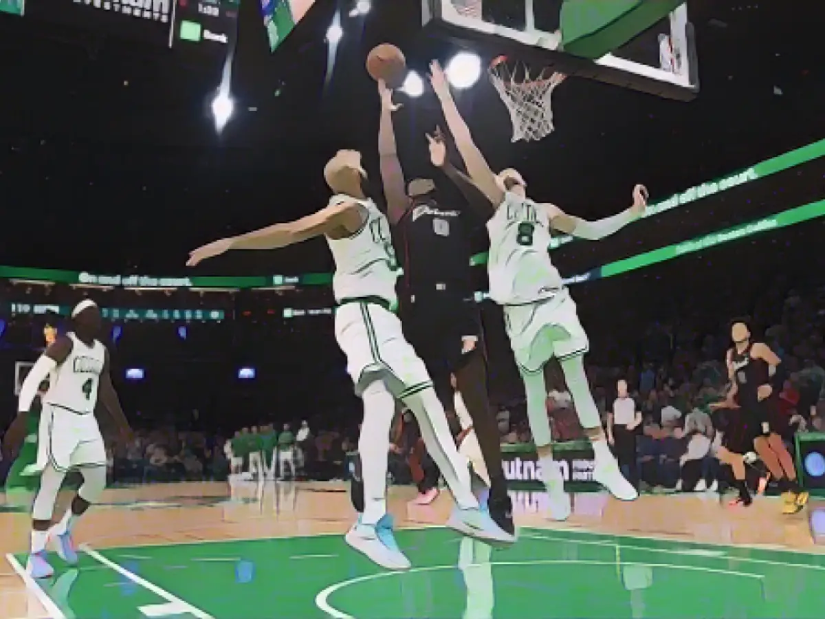 Boston Celtics guardı Derrick White, Detroit Pistons pivotu Jalen Duren ve pivot Kristaps Porzingis uzatma sırasında ribaunt için mücadele ediyor.
