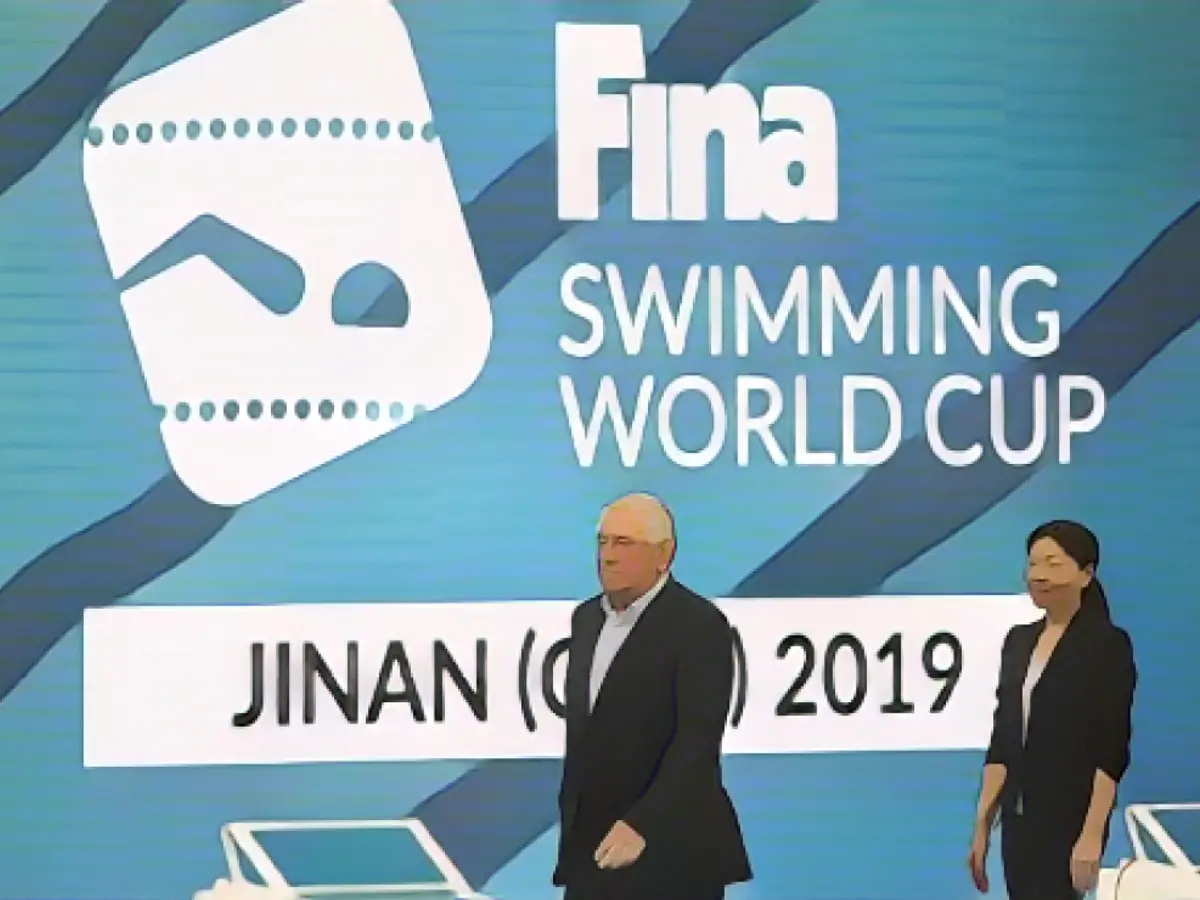 Zhou (dreapta) participă la ceremonia de deschidere a Cupei Mondiale de înot 2019 din Jinan, China.