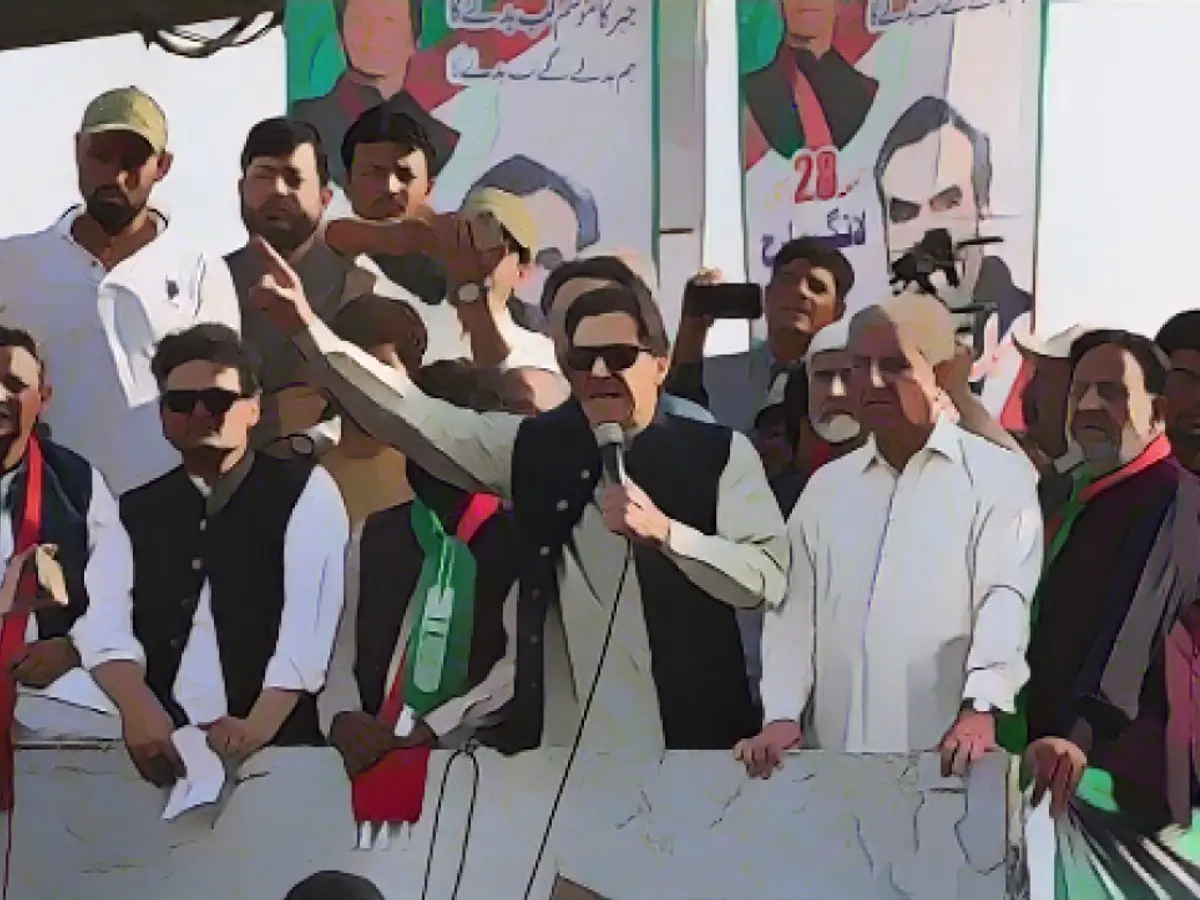L'ex primo ministro pakistano Imran Khan si rivolge ai sostenitori durante un comizio a Lahore il 29 ottobre 2022. Ora è in prigione