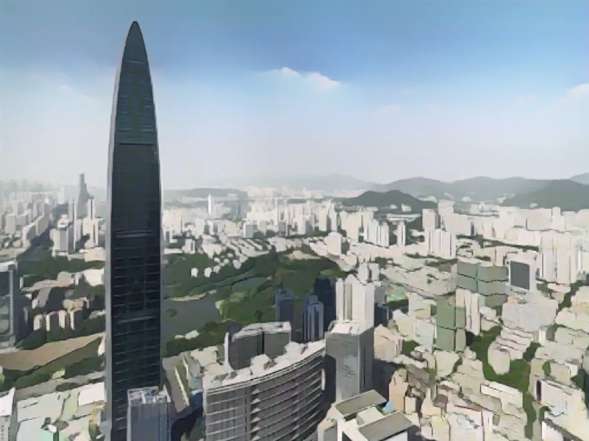 Самый высокий небоскреб Шэньчжэня до недавнего завершения строительства финансового центра Ping An Financial Center, 442-метровый KK100, расположен в более старой части Шэньчжэня.