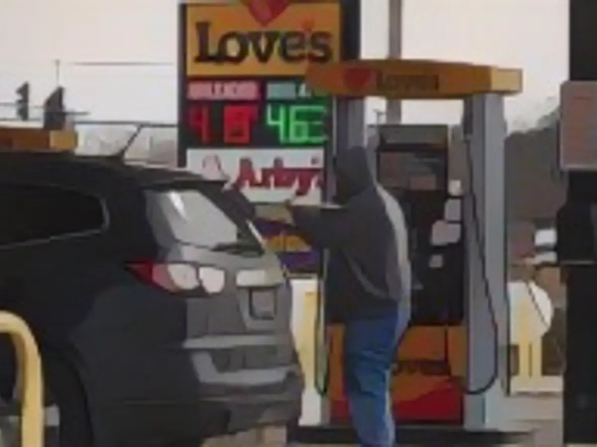 Цены на бензин указаны на знаке на заправочной станции 03 марта 2022 года в Хэмпшире, штат Иллинойс.