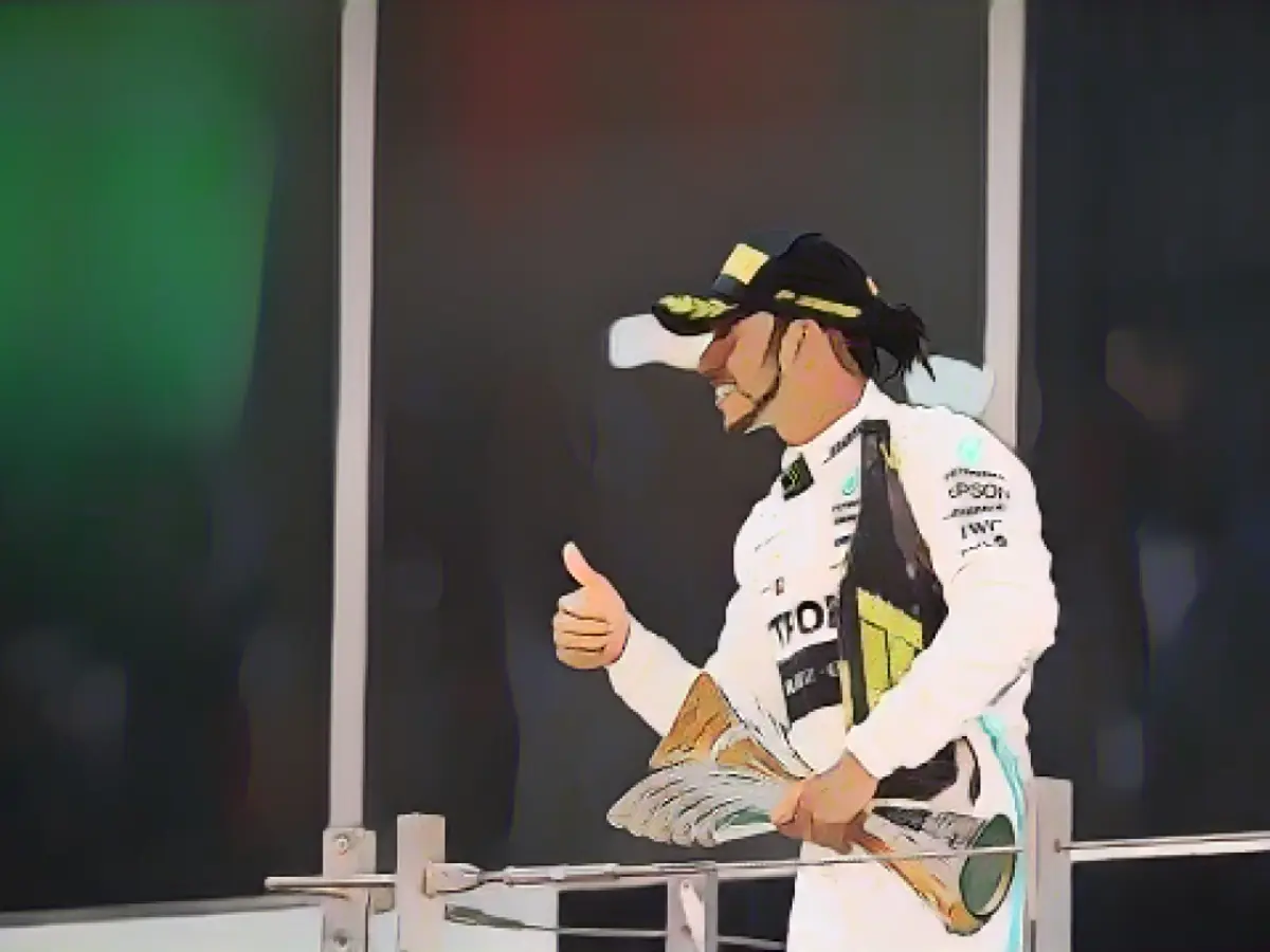 Hamilton celebra tras ganar el Gran Premio de Abu Dhabi.