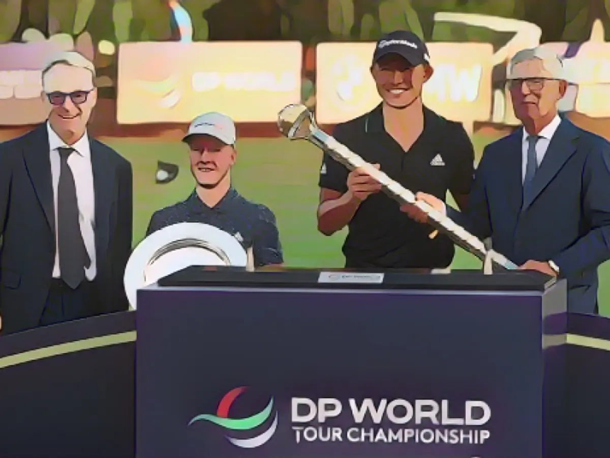 Lawlor și Collin Morikawa, de două ori câștigător al unui turneu major, sărbătoresc victoriile obținute la Campionatul Mondial DP Tour din Dubai, în noiembrie 2021.