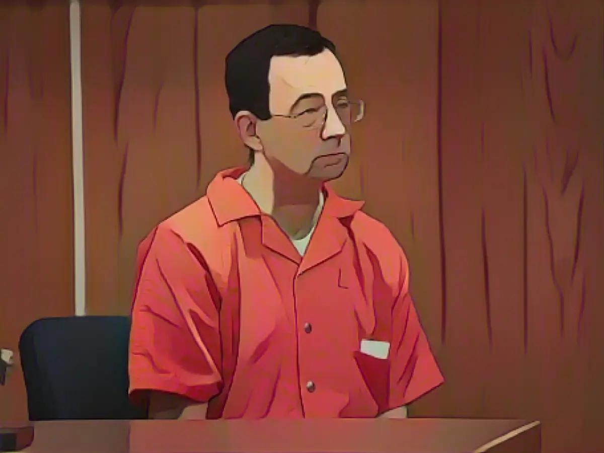 Ларри Нассар сидит в суде и слушает показания перед вынесением приговора судьей Дженис Каннингем по трем пунктам обвинения в преступном сексуальном насилии в окружном суде округа Итон 5 февраля 2018 года в