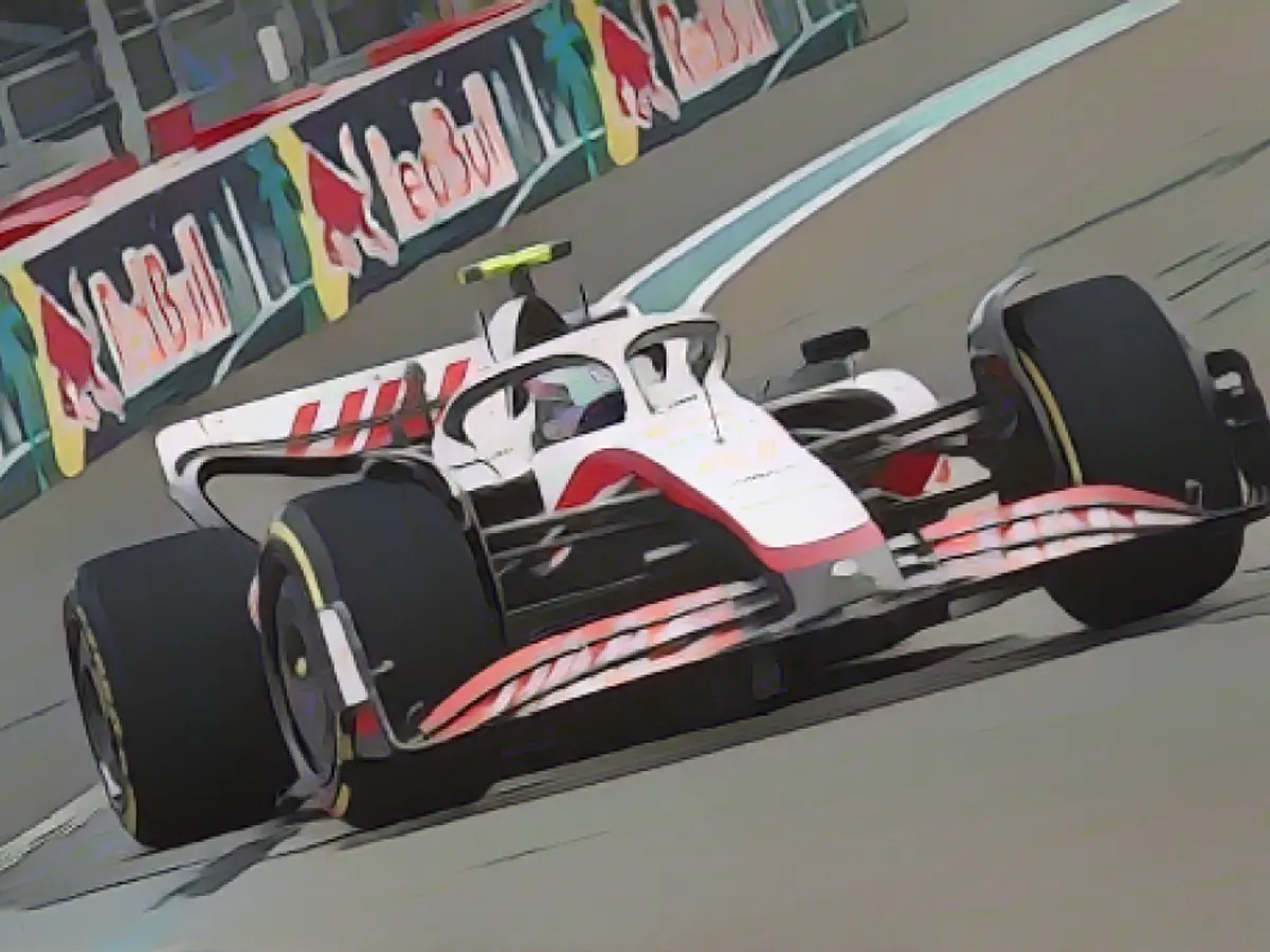 Haas pilotu Mick Schumacher Miami GP sırasında 12. viraja giriyor.