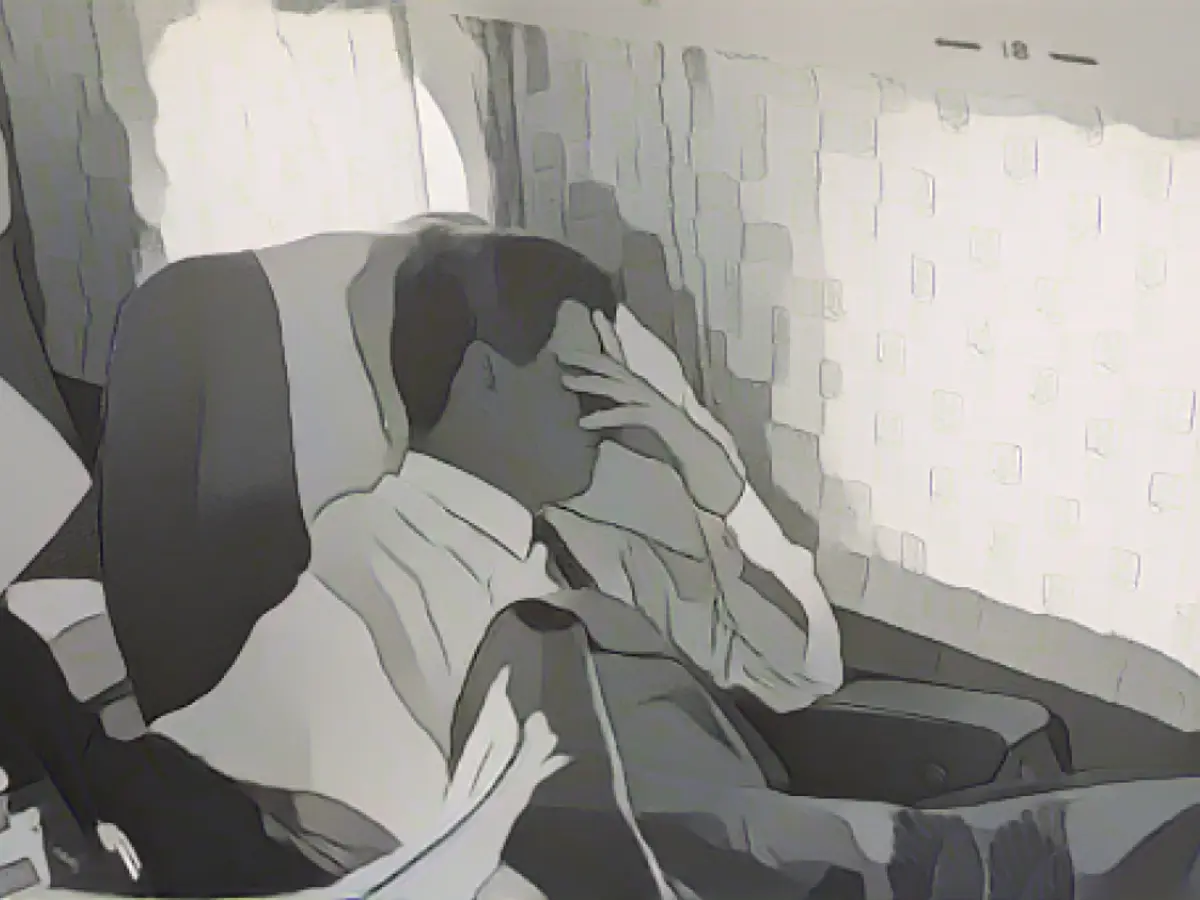 John F. Kennedy 1960 kampanyası sırasında St. Louis'den New York'a giderken biraz dinlenir.