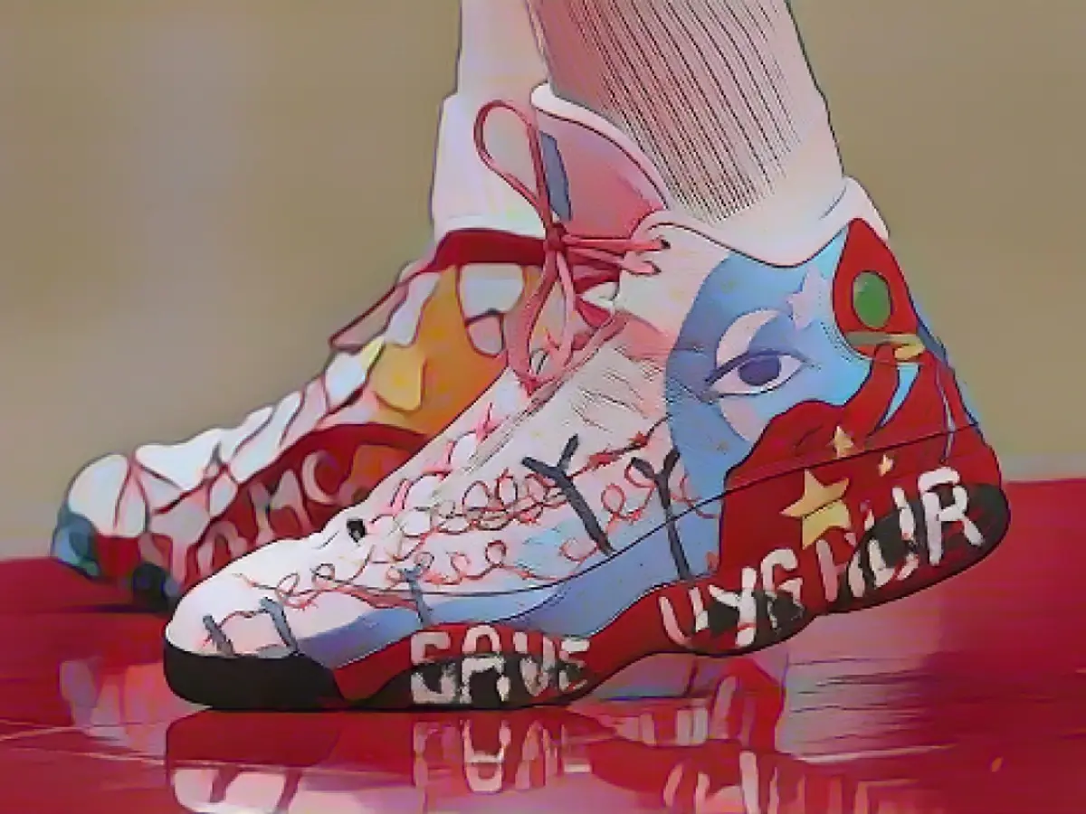 Энес Кантер Фридом надел обувь в поддержку уйгурской общины в Китае.