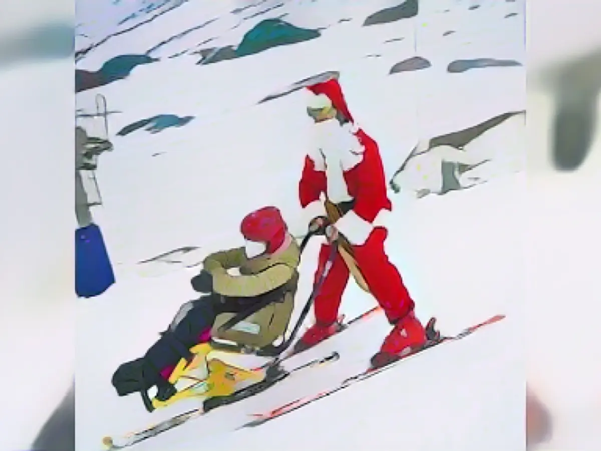 Фаррелл сотрудничал с мадридской компанией Snozone и фондом También, чтобы катать детей-инвалидов на лыжах на Рождество.