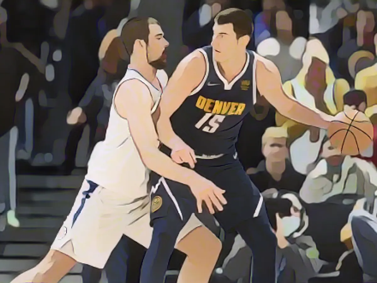 Jokic este apărat de centrul lui Los Angeles Clippers, Ivica Zubac, în timpul prelungirilor.