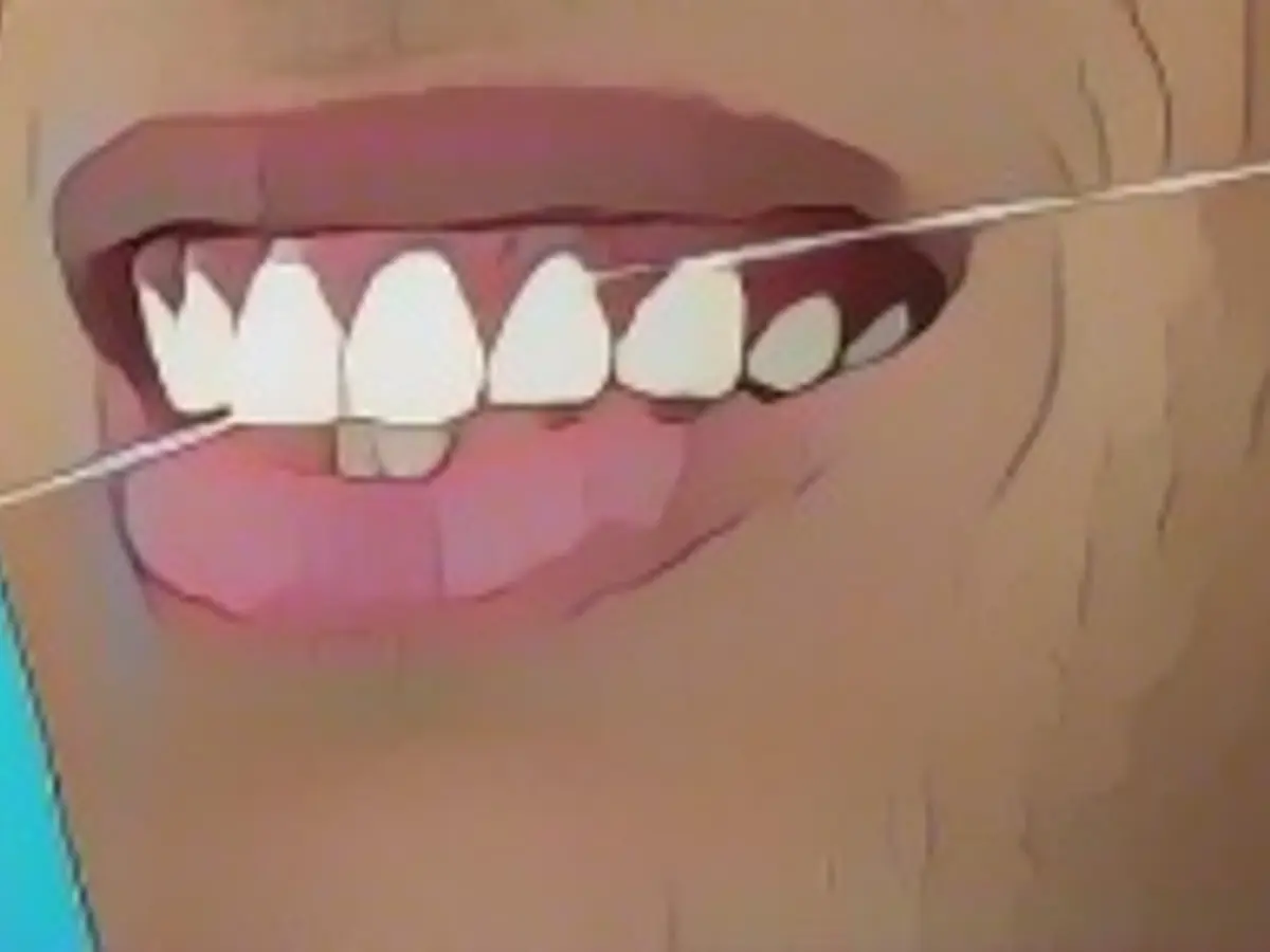 Рот мужчины крупным планом во время чистки зубов зубной нитью на синем фоне. Гигиена зубов