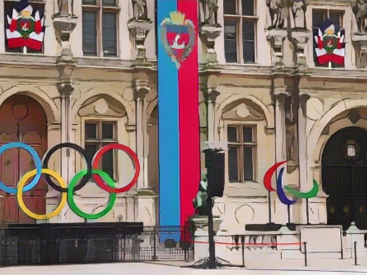 Olimpiyat halkaları, Paris 2024 Yaz Olimpiyat Oyunları öncesinde Paris'teki Hotel de Ville'in dışında sergileniyor.