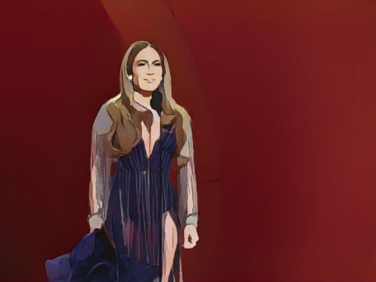 Jennifer Lopez, 5 Şubat 2023 tarihinde Los Angeles'ta Crypto.com Arena'da düzenlenen 65. Grammy Ödülleri sırasında sahnede konuşuyor.
