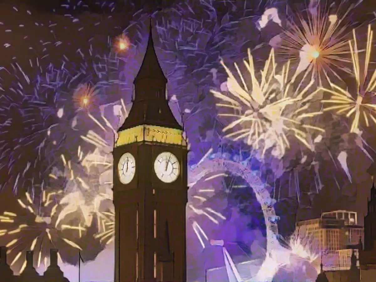Focuri de artificii luminează orizontul Londrei deasupra Big Ben și a London Eye imediat după miezul nopții, pe 1 ianuarie 2023, în Londra, Anglia.