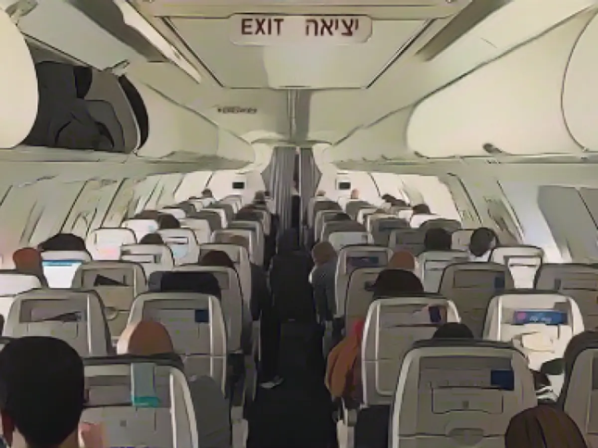 Пожалуйста, пристегните ремни, сложите столы и не торопитесь: Полеты с израильской авиакомпанией El Al безопасны, но могут быть нервными.