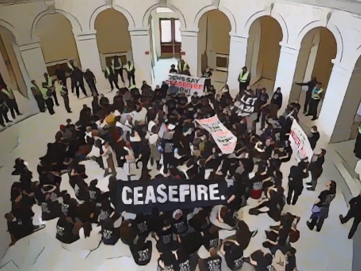 Демонстранты проводят митинг с требованием прекратить огонь в секторе Газа в Вашингтоне, округ Колумбия.
