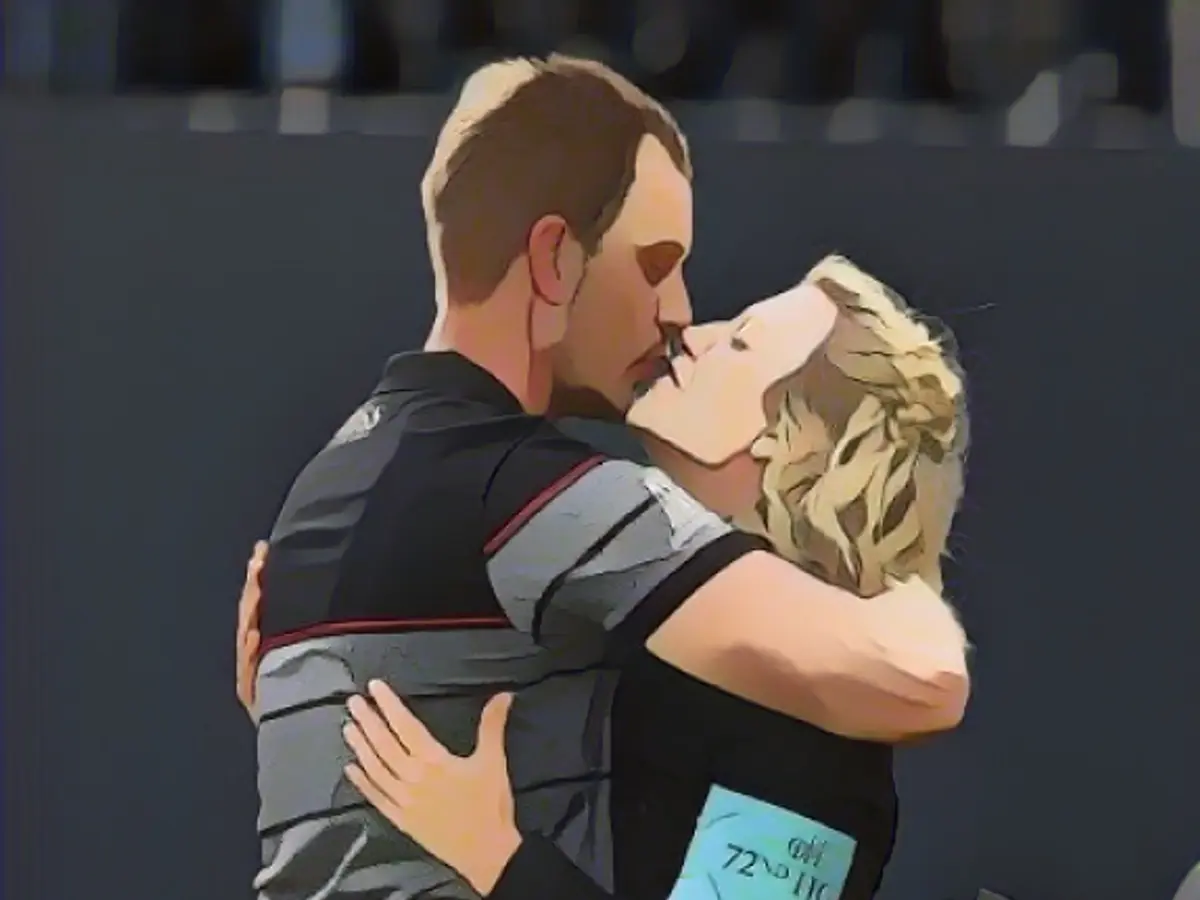 Стенсон целует свою жену Эмму на 18-м грине после того, как одержал свою победу и первый крупный турнир.