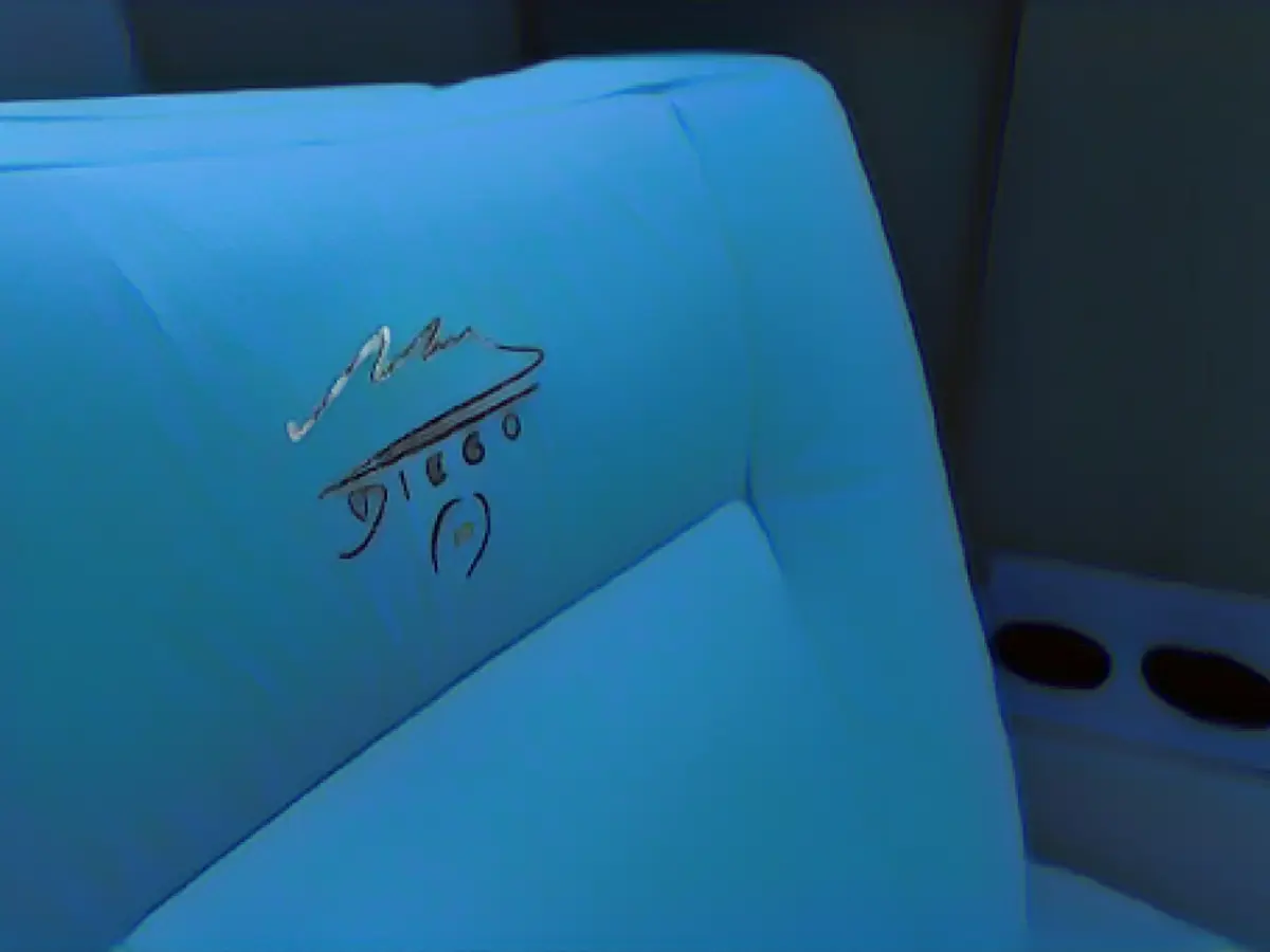 Uçağın içindeki bir koltuğun detayı.