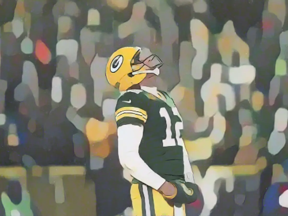 Rodgers guarda verso il cielo durante il quarto quarto della partita contro i 49ers.