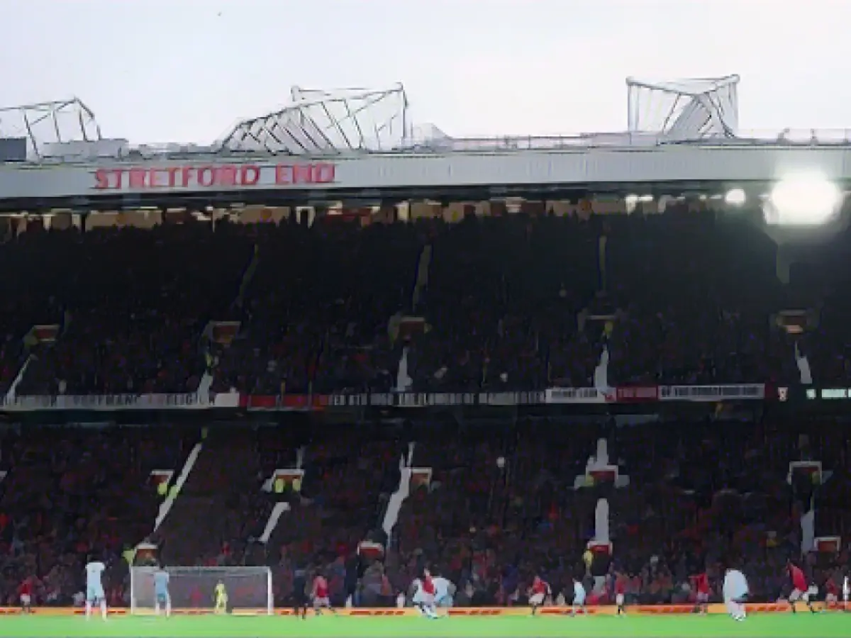 Vista geral do jogo da Premier League entre o Manchester United e o West Ham em Old Trafford.