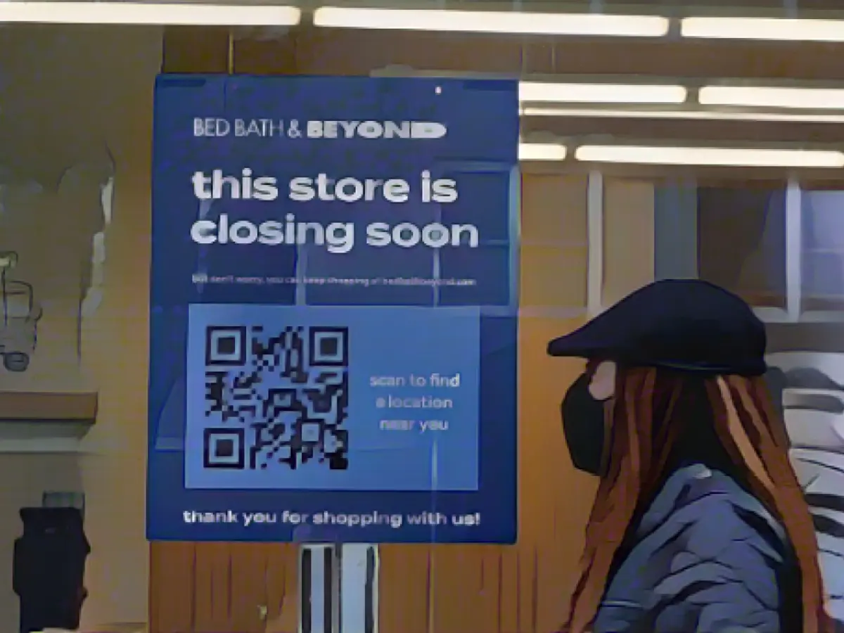 Женщина проходит возле закрытого магазина Bed Bath & Beyond 24 апреля 2023 года в Нью-Йорке. Компания Bed Bath & Beyond обратилась за защитой от банкротства после того, как ей не удалось получить достаточно средств для продолжения работы.